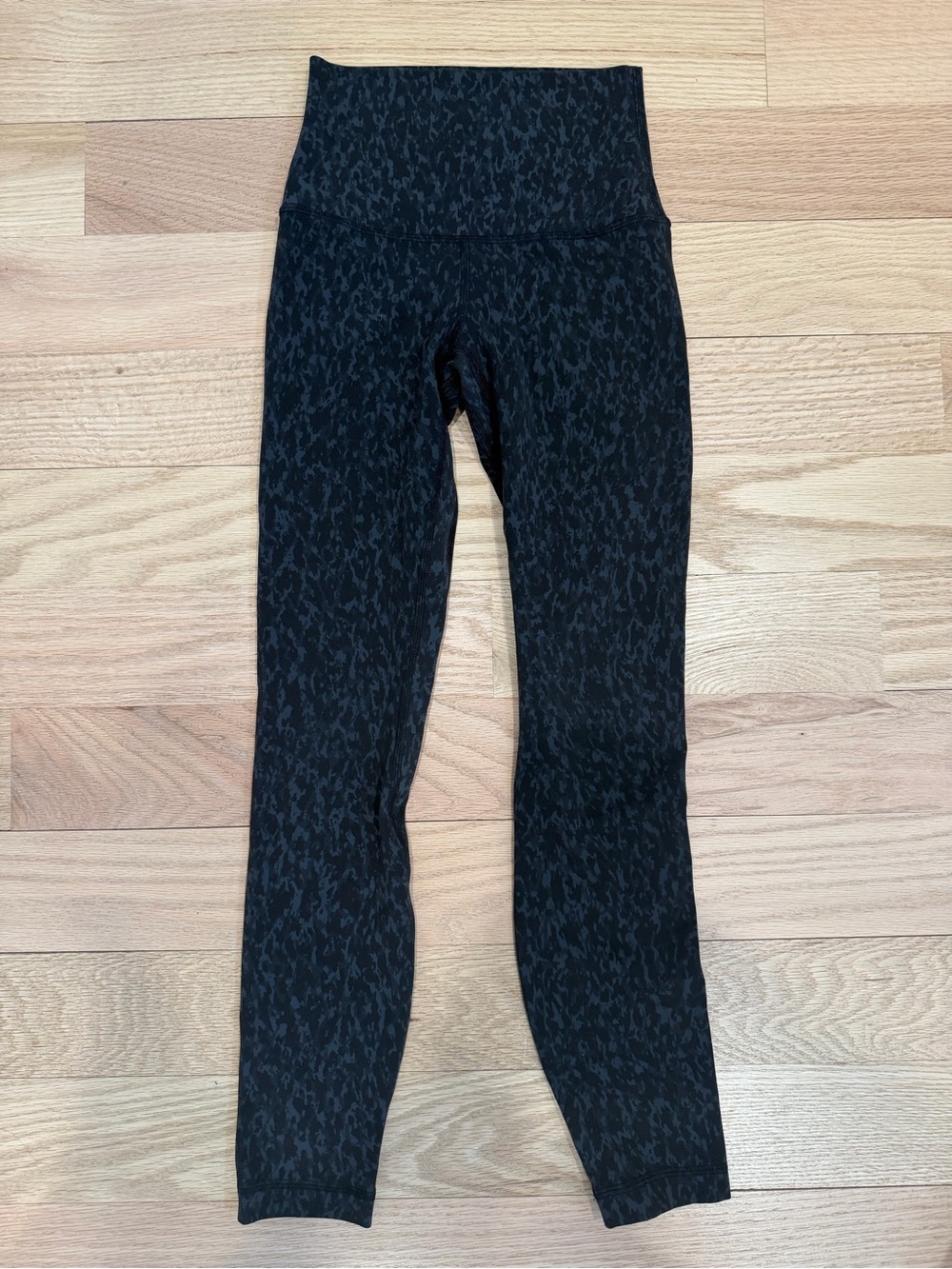 Authentic Lululemon Black Patterned Leggings - Size 0